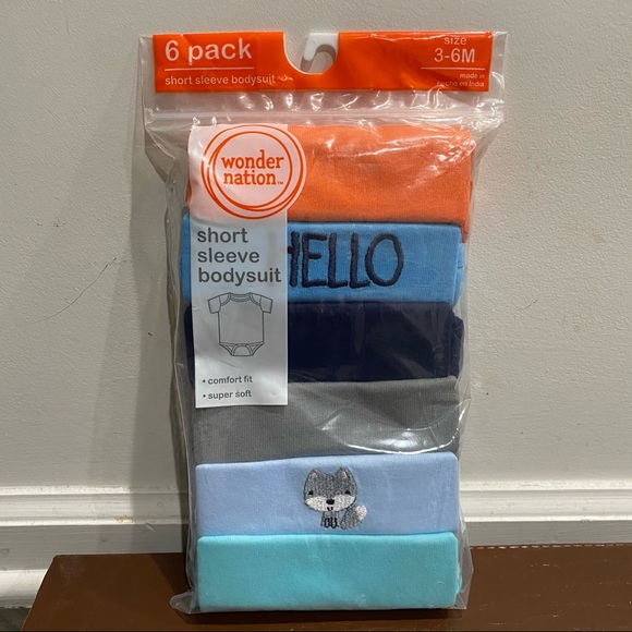 Baby boy essential bundle: onesies, socks, hat - Picture 4 of 6